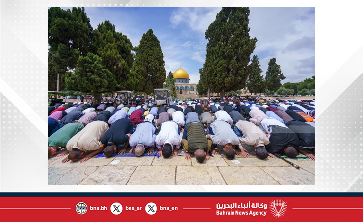 عشرات الآلاف يؤدون صلاة الجمعة في المسجد الأقصى المبارك