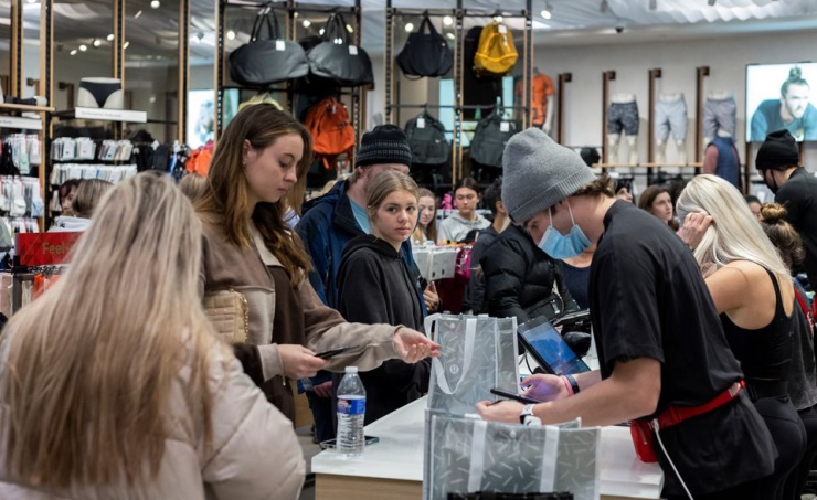 Black Friday 'early birds' find U.S. stores less crowded, fewer bargains