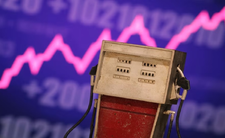 Oil rises on strong US fuel demand as supply concerns continue