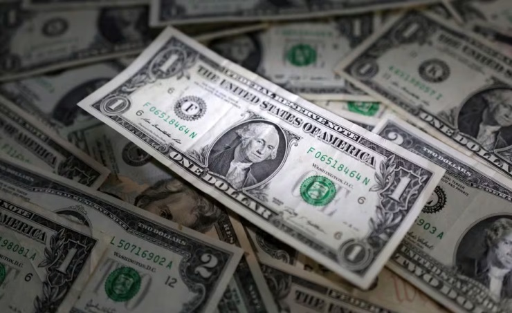 US dollar falls ahead of GDP, inflation data; Fed in focus
