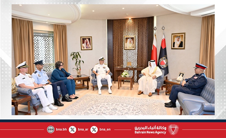 وزير الداخلية يبحث مع قائد القوات البحرية بالقيادة المركزية الأمريكية قائد الأسطول الخامس مجالات التعاون والتنسيق الأمني