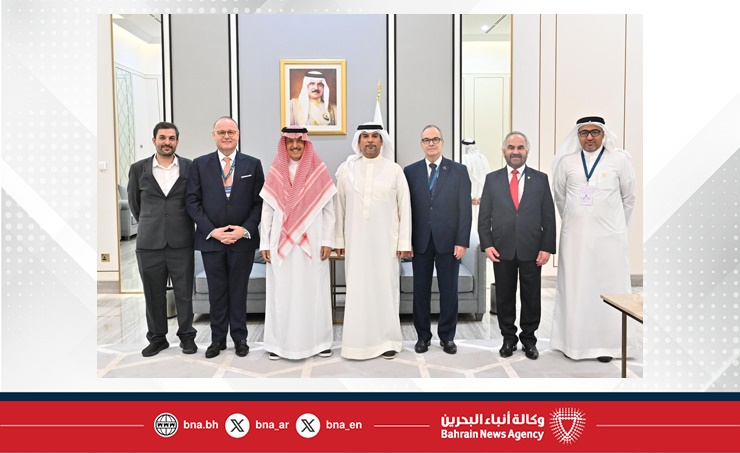 وزير النفط والبيئة يعقد اجتماعًا مع رئيس مجلس إدارة شركة أكوا باور على هامش مؤتمر IDCE2025