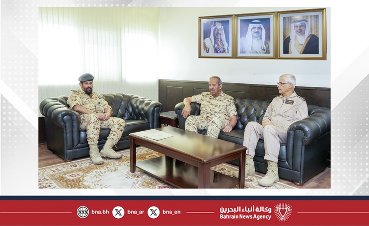 القائد العام لقوة دفاع البحرين يقوم بزيارة تفقدية إلى سلاح الجو الملكي البحريني
