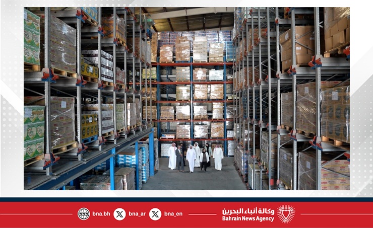 البحرين – وزير الصناعة والتجارة يقوم بزيارات تفقدية ويلتقي بالتجار لمراقبة توفر السلع واستقرار الأسعار في ظل التطورات الراهنة