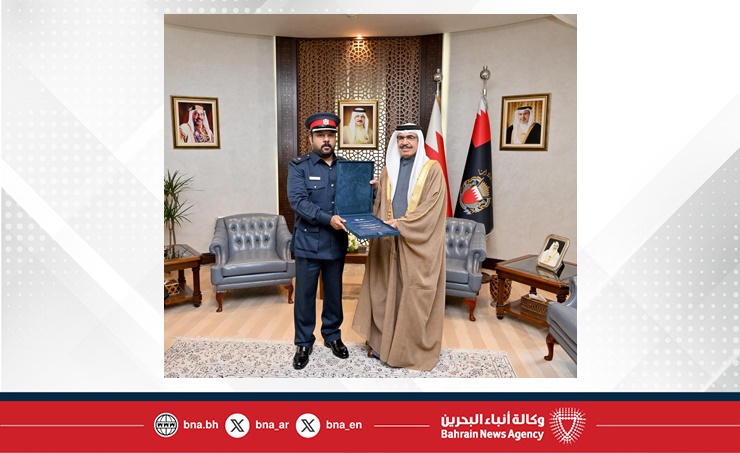 وزير الداخلية يتسلم نسخة من رسالة الماجستير للرائد سعود بوحجي حول تعزيز كفاءة إدارة الموارد المائية