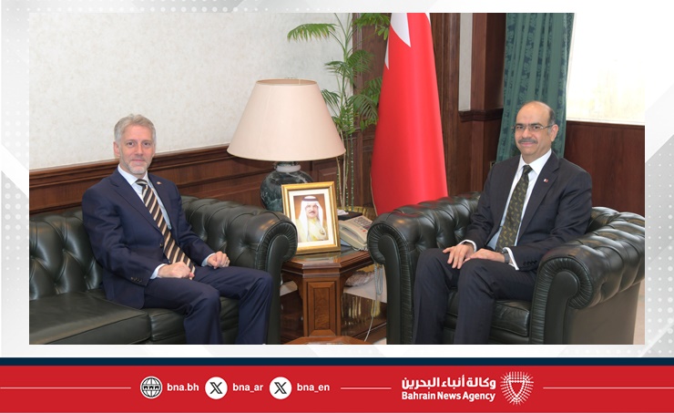 وزير الشؤون القانونية وزير العمل بالوكالة يستقبل سفير المملكة المتحدة لدى مملكة البحرين