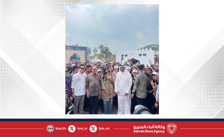 Malaysian PM tours Bahrain Village at F1 circuit