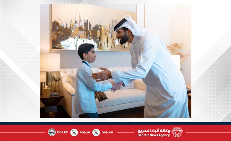 سمو الشيخ ناصر بن حمد آل خليفة يستقبل الطالب محمد جاسم الفائز بالمركز الثاني في تحدي القراءة العربي