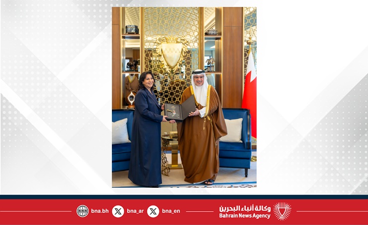 سمو ولي العهد رئيس مجلس الوزراء يتسلم نسخة من كتاب "عيسى الكبير.. باني الدولة الحديثة"