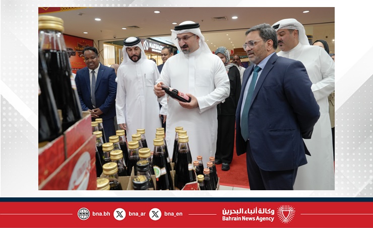 البحرين – وزير الصناعة والتجارة يتفقد الأسواق التجارية لمراقبة توفر السلع والتأكد من استقرار أسعارها