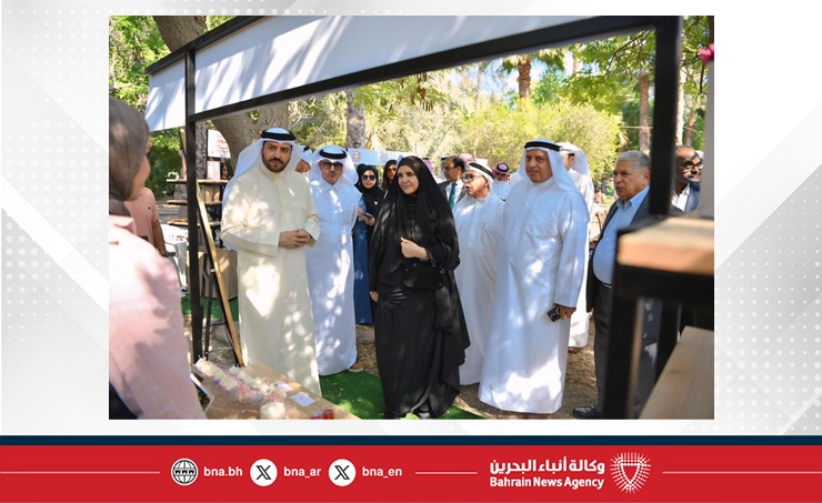 وزارة شؤون البلديات والزراعة والمبادرة الوطنية لتنمية القطاع الزراعي يفتتحان موسم سوق المزارعين البحرينيين 2025 2026