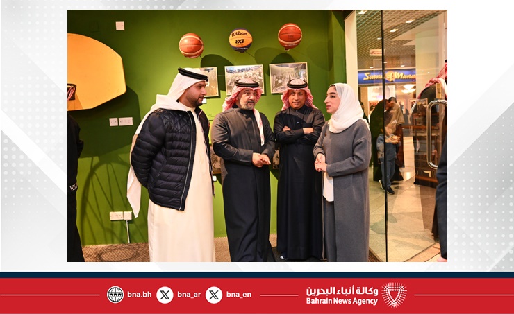 سمو الشيخ عيسى بن علي يزور متحف كرة السلة في هوى المنامة