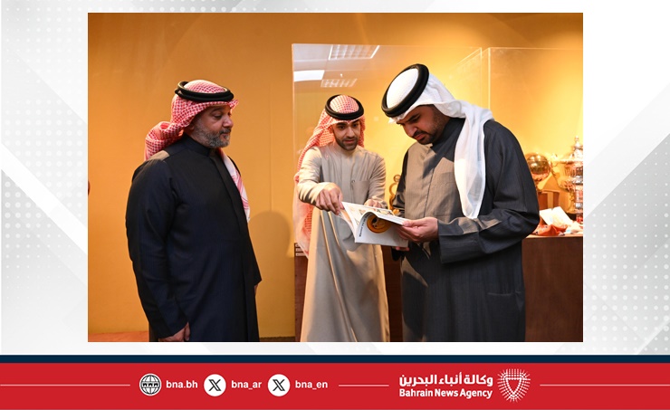 سمو الشيخ عيسى بن علي يزور متحف كرة السلة في هوى المنامة