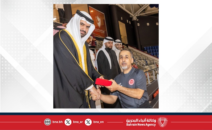 سمو الشيخ عيسى بن علي يتوج فريق المحرق بكأس خليفة بن سلمان لكرة السلة