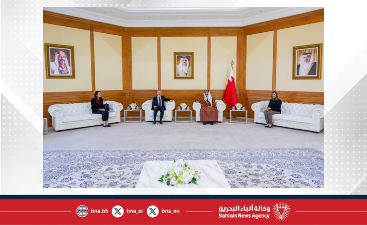 وزير الإعلام يستقبل سفير المملكة المتحدة لدى مملكة البحرين