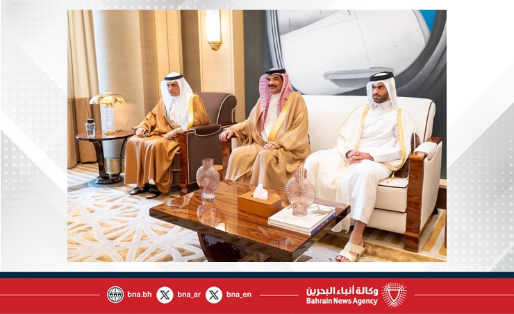 لدى وصوله البحرين للمشاركة في اجتماع رؤساء البرلمانات الخليجية.. رئيسا مجلسي الشورى والنواب يستقبلان رئيس مجلس الشورى القطري