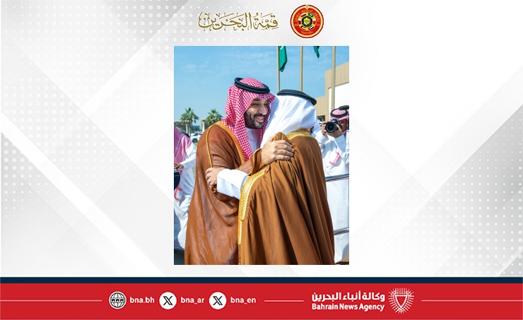 سمو ولي العهد رئيس مجلس الوزراء في مقدمة مستقبلي ولي العهد رئيس مجلس الوزراء بالمملكة العربية السعودية لدى وصوله إلى مملكة البحرين للمشاركة في أعمال الدورة السادسة والأربعين للمجلس الأعلى لمجلس التعاون لدول الخليج العربية