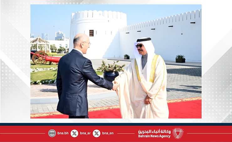 بحثا التحديات الأمنية المشتركة واتخاذ ما يلزم بشأنها..وزير الداخلية يلتقي نظيره اللبناني ويؤكد على زيادة التعاون والتنسيق في مختلف مجالات العمل الأمني