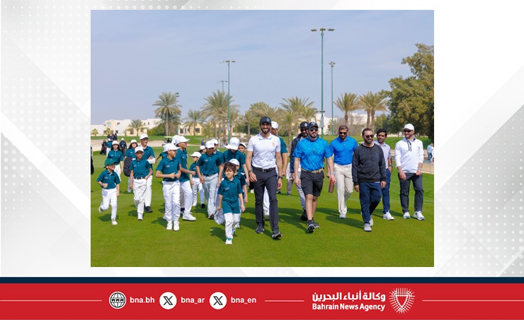 سمو الشيخ ناصر بن حمد آل خليفة يلتقي أطفال أكاديمية سموه للجولف