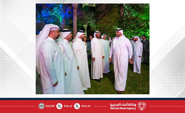 سمو الشيخ عيسى بن سلمان بن حمد يشهد قرعة الجياد العالمية المشاركة في النسخة السابعة من سباق كأس البحرين الدولي للخيل