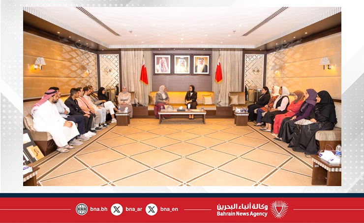 وزيرة شؤون الشباب تستقبل فريق مركز مايكرو آرت لتدريب الفنون وتثمن فوزهم بالمركز الأول في ملتقى أولادنا الدولي وزيرة شؤون الشباب تستقبل فريق مركز مايكرو آرت لتدريب الفنون وتثمن فوزهم بالمركز الأول في ملتقى أولادنا الدولي