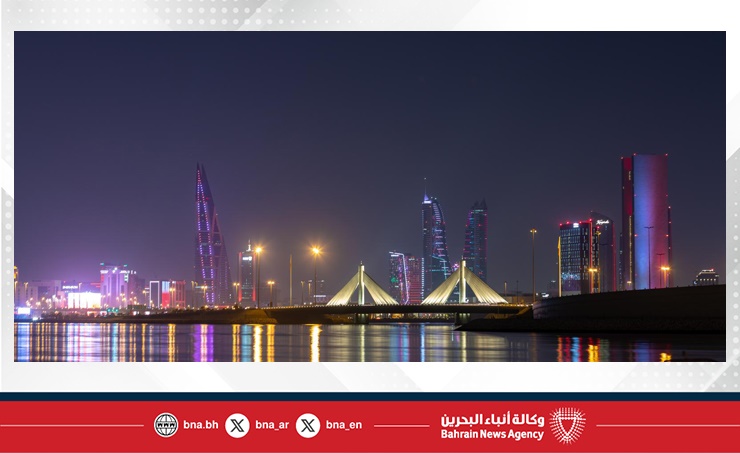 مباني العاصمة المنامة تتشح باللونين العنابي والأبيض احتفاء بالعيد الوطني لدولة قطر الشقيقة