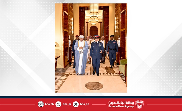 وزير الداخلية يستقبل وزير الداخلية العماني لدى وصوله البحرين