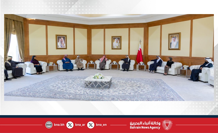 وزير الإعلام يستقبل رئيس جمعية الصحفيين البحرينية ولجنة الإعلام الرياضي بالجمعية