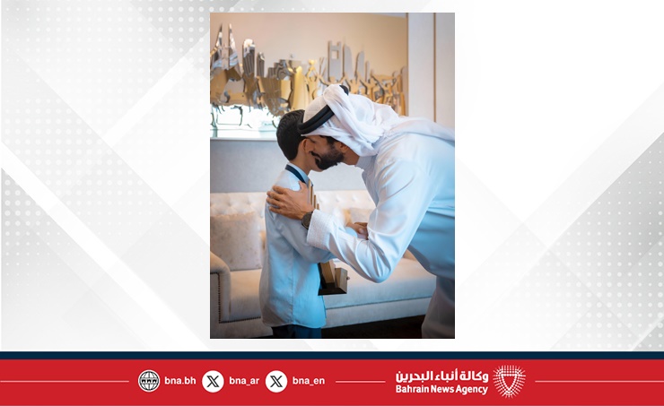 سمو الشيخ ناصر بن حمد آل خليفة يستقبل الطالب محمد جاسم الفائز بالمركز الثاني في تحدي القراءة العربي