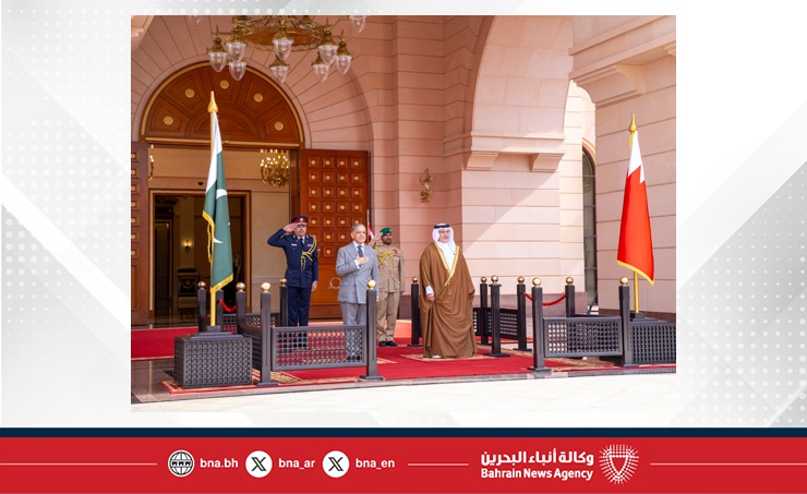 سمو ولي العهد رئيس مجلس الوزراء يلتقي دولة رئيس وزراء جمهورية باكستان الإسلامية.. ويؤكد عمق العلاقات والروابط التي تجمع البحرين وباكستان والتي تواصل ازدهارها ونماءها بالاستناد إلى تاريخ زاخر بالتعاون والشراكات المثمرة على كافة الأصعدة