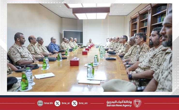 القائد العام لقوة دفاع البحرين يجتمع مع عدد من كبار الضباط بقوة دفاع البحرين