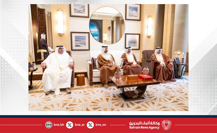 لدى وصوله البحرين للمشاركة في اجتماع رؤساء البرلمانات الخليجية.. رئيسا مجلسي الشورى والنواب يستقبلان رئيس مجلس الشورى القطري