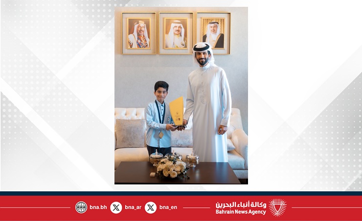 سمو الشيخ ناصر بن حمد آل خليفة يستقبل الطالب محمد جاسم الفائز بالمركز الثاني في تحدي القراءة العربي