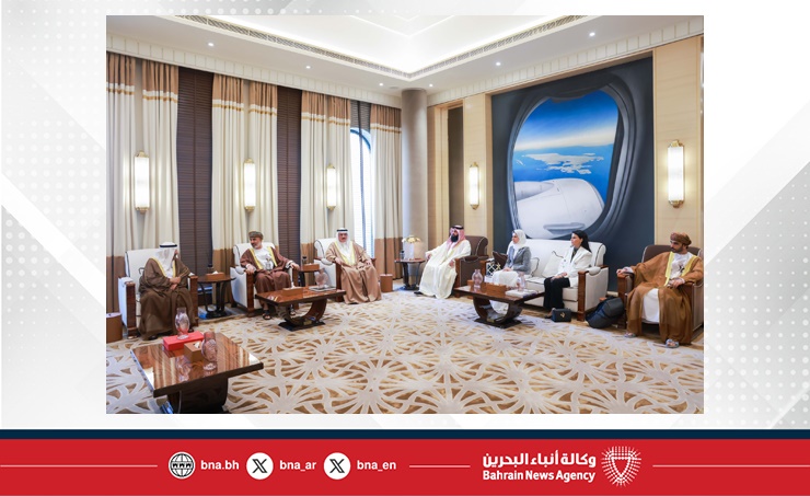 رئيسا النواب و الشورى يستقبلان رئيس مجلس الشورى العماني لدى وصوله للمشاركة في الاجتماع الدوري لرؤساء المجالس الخليجية