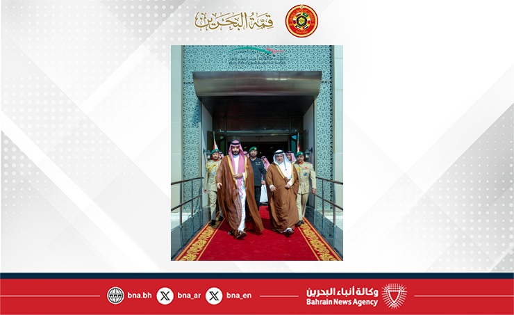 سمو ولي العهد رئيس مجلس الوزراء في مقدمة مستقبلي ولي العهد رئيس مجلس الوزراء بالمملكة العربية السعودية لدى وصوله إلى مملكة البحرين للمشاركة في أعمال الدورة السادسة والأربعين للمجلس الأعلى لمجلس التعاون لدول الخليج العربية