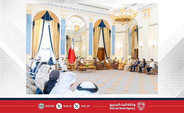 لدى لقائه منتسبي الدفعة الحادية عشرة من برنامج رئيس مجلس الوزراء لتنمية الكوادر الحكومية.. سمو ولي العهد رئيس مجلس الوزراء يؤكد إيمان مملكة البحرين الراسخ بأن الاستثمار في أبناء الوطن هو الاستثمار الأمثل في مستقبل يلبي التطلعات ويحقق الطموحات