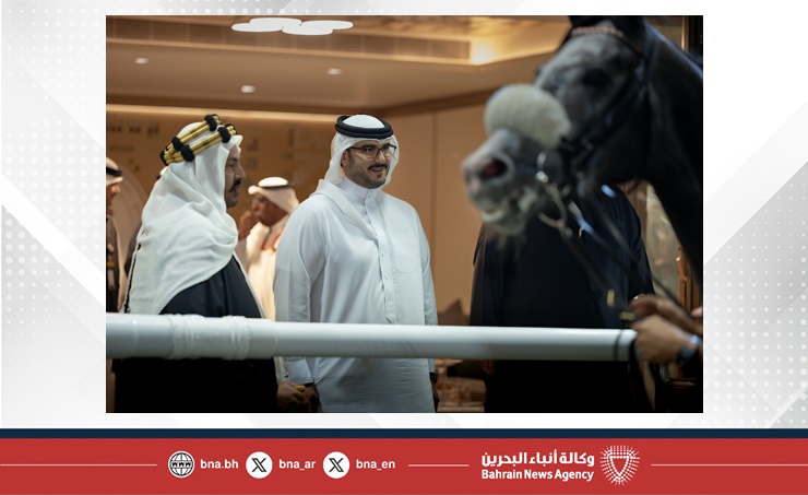 سمو الشيخ عيسى بن سلمان بن حمد يشهد منافسات السباق التاسع عشر للخيل على كؤوس مجموعة آل شريف وكراون إندستريز وسافرة