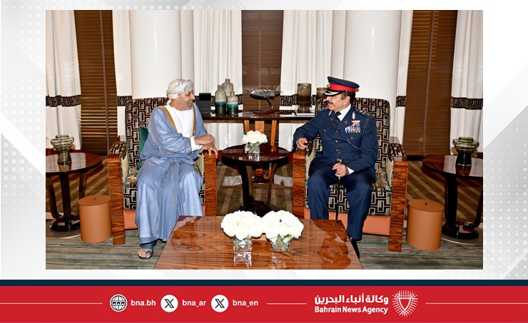 وزير الداخلية يستقبل وزير الداخلية العماني لدى وصوله البحرين