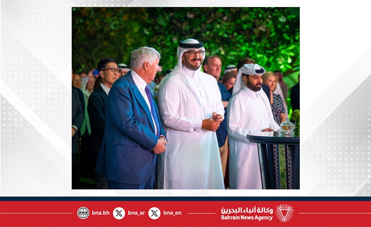 سمو الشيخ عيسى بن سلمان بن حمد يشهد قرعة الجياد العالمية المشاركة في النسخة السابعة من سباق كأس البحرين الدولي للخيل