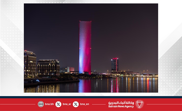 مباني العاصمة المنامة تتشح باللونين العنابي والأبيض احتفاء بالعيد الوطني لدولة قطر الشقيقة
