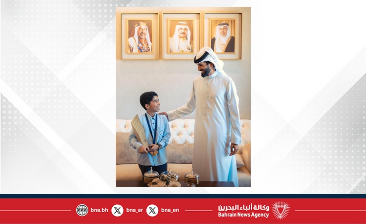 سمو الشيخ ناصر بن حمد آل خليفة يستقبل الطالب محمد جاسم الفائز بالمركز الثاني في تحدي القراءة العربي
