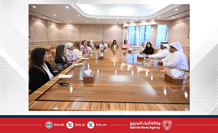 خلال لقائه رئيسة وأعضاء مجلس إدارة جمعية سيدات الأعمال البحرينية.. وزير المالية والاقتصاد الوطني يؤكد أن المرأة البحرينية حققت حضورًا فاعلًا ومميزاً في مختلف المجالات وأسهمت بجهودها البارزة في تعزيز المسيرة التنموية الشاملة