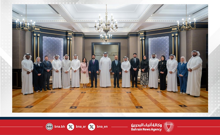 لدى لقائه منتسبي برنامج رئيس مجلس الوزراء لتنمية الكوادر الحكومية.. سمو الشيخ عيسى بن سلمان بن حمد: تطوير الكفاءات الوطنية وتمكينها من أداء دورها الحيوي في منظومة العمل الحكومي أولويةٌ دائمة لأنهم الركيزة الأساسية لمواصلة مسيرة التطوير والبناء
