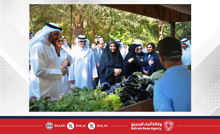 وزارة شؤون البلديات والزراعة والمبادرة الوطنية لتنمية القطاع الزراعي يفتتحان موسم سوق المزارعين البحرينيين 2025 2026