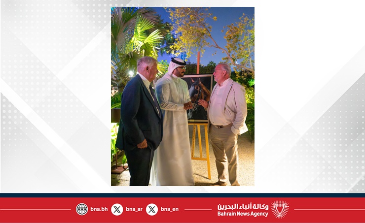 سمو الشيخ عيسى بن سلمان بن حمد يشهد قرعة الجياد العالمية المشاركة في النسخة السابعة من سباق كأس البحرين الدولي للخيل