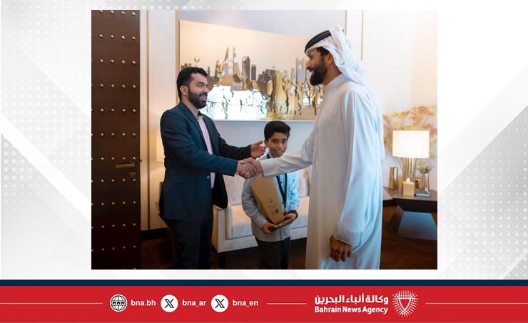 سمو الشيخ ناصر بن حمد آل خليفة يستقبل الطالب محمد جاسم الفائز بالمركز الثاني في تحدي القراءة العربي
