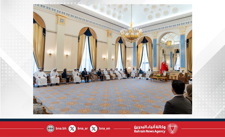 لدى لقائه منتسبي الدفعة الحادية عشرة من برنامج رئيس مجلس الوزراء لتنمية الكوادر الحكومية.. سمو ولي العهد رئيس مجلس الوزراء يؤكد إيمان مملكة البحرين الراسخ بأن الاستثمار في أبناء الوطن هو الاستثمار الأمثل في مستقبل يلبي التطلعات ويحقق الطموحات