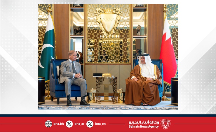 سمو ولي العهد رئيس مجلس الوزراء يلتقي دولة رئيس وزراء جمهورية باكستان الإسلامية.. ويؤكد عمق العلاقات والروابط التي تجمع البحرين وباكستان والتي تواصل ازدهارها ونماءها بالاستناد إلى تاريخ زاخر بالتعاون والشراكات المثمرة على كافة الأصعدة