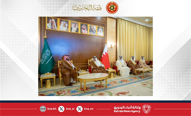 سمو ولي العهد رئيس مجلس الوزراء في مقدمة مستقبلي ولي العهد رئيس مجلس الوزراء بالمملكة العربية السعودية لدى وصوله إلى مملكة البحرين للمشاركة في أعمال الدورة السادسة والأربعين للمجلس الأعلى لمجلس التعاون لدول الخليج العربية