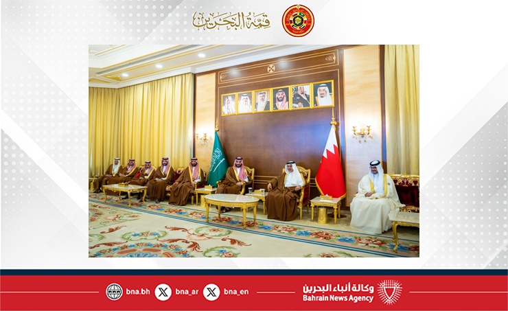 سمو ولي العهد رئيس مجلس الوزراء في مقدمة مستقبلي ولي العهد رئيس مجلس الوزراء بالمملكة العربية السعودية لدى وصوله إلى مملكة البحرين للمشاركة في أعمال الدورة السادسة والأربعين للمجلس الأعلى لمجلس التعاون لدول الخليج العربية